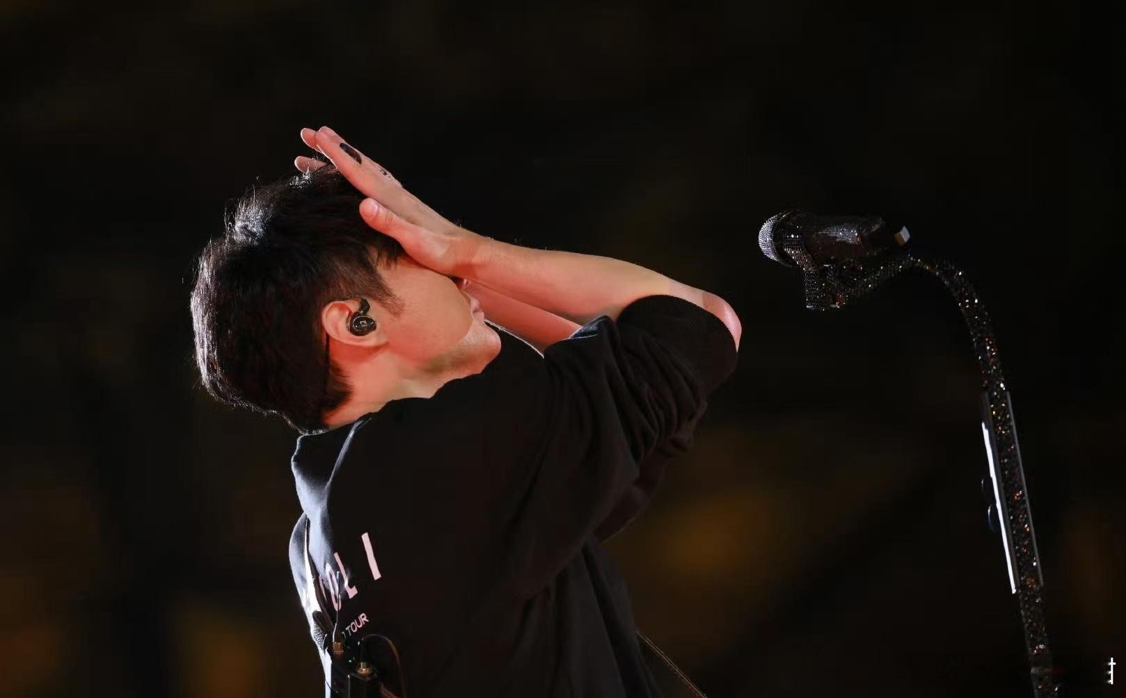 李荣浩 下去了又爬上来了  演唱会结束，李荣浩又爬回舞台，粉丝纷纷表示“没见过这