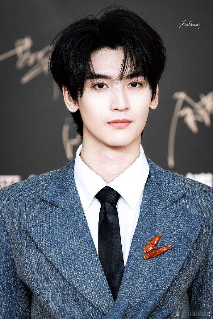 黄俊捷的胸针是辣椒 被黄俊捷的辣椒胸针蛊到了！黄俊捷把辣椒戴成时尚单品，光看他挑