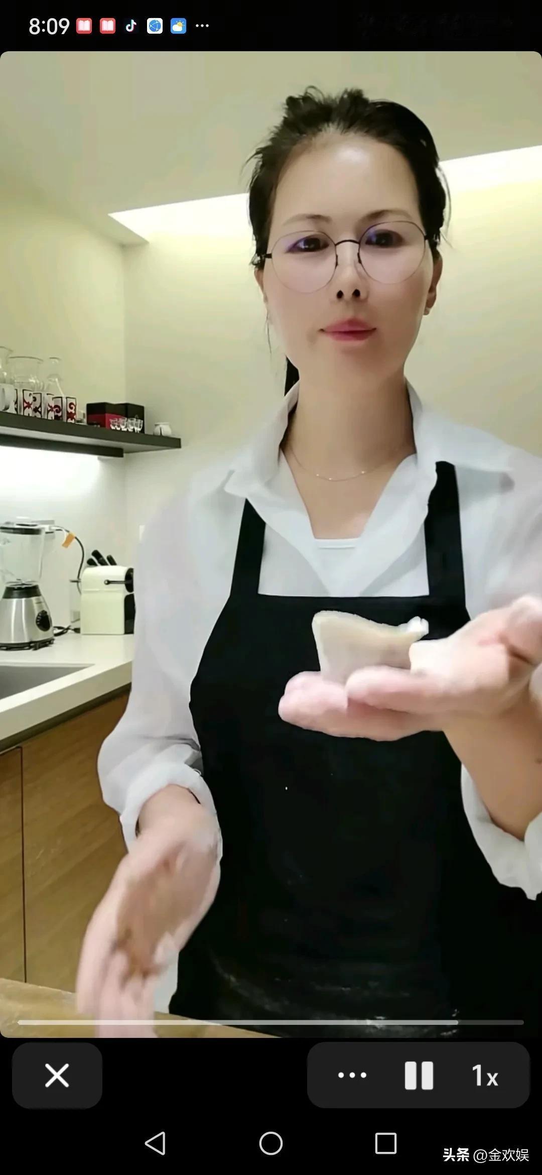 小杨阿姨，又包饺子给小玥儿吃啦。
8月27日傍晚，人在湾湾的小杨阿姨，发布最新视