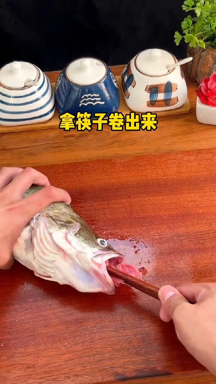 你知道如何让菜鲜上加香吗？
有一道名菜叫鱼咬羊，一定带用鲑鱼。
·收拾鱼的时候不