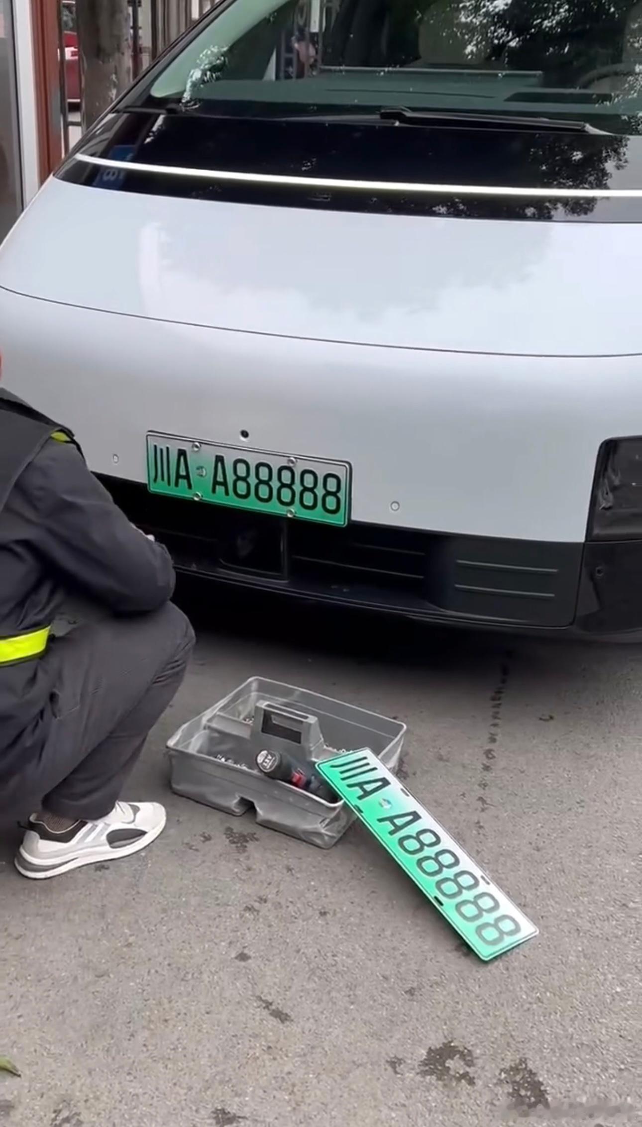 这车牌什么水平？能值多少钱？ #大v聊车# ​​​