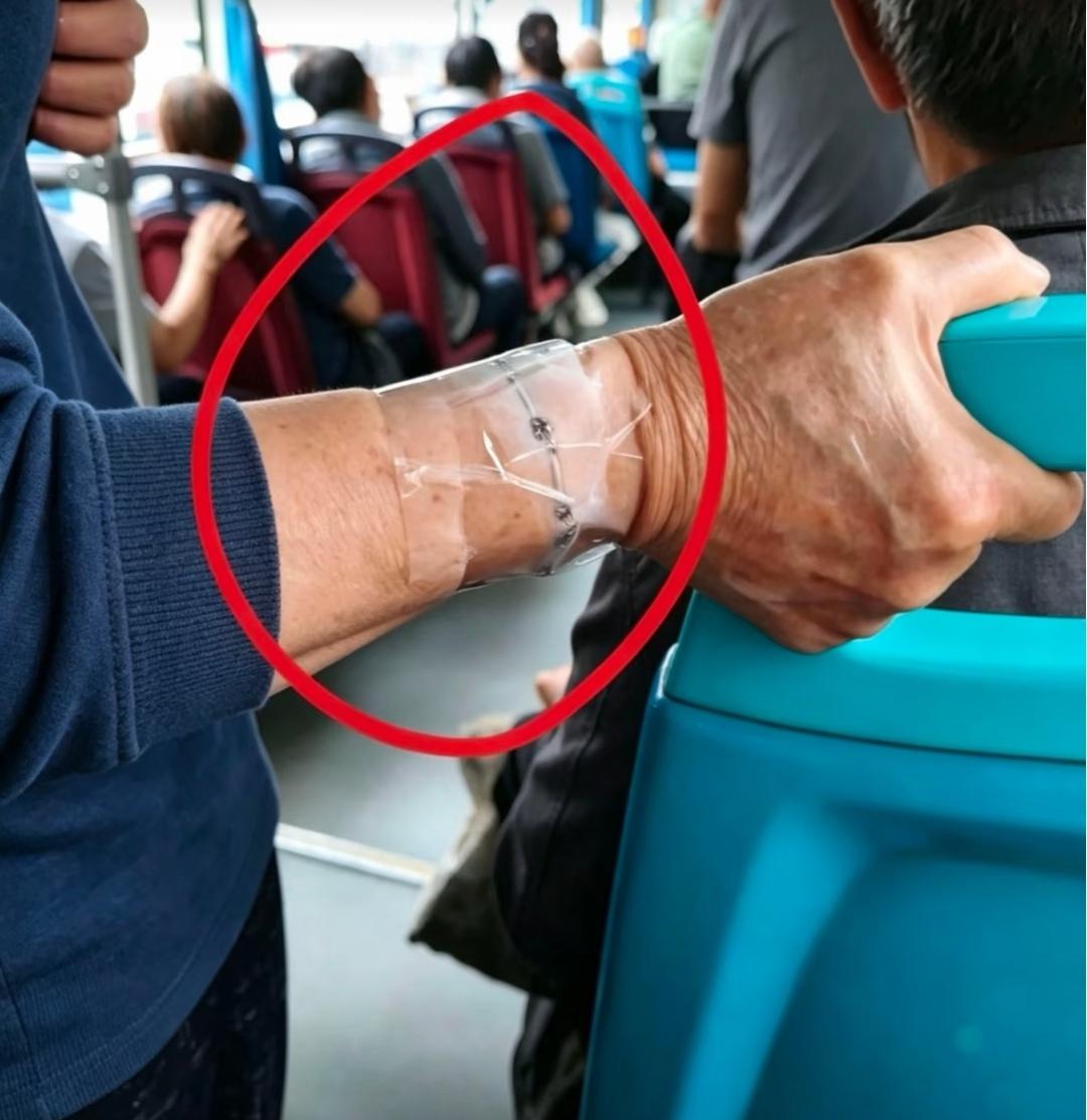 公交车上偶然拍到的一幕，阿姨用透明胶带把手镯缠在手腕上，简简单单一招，就不怕镯子