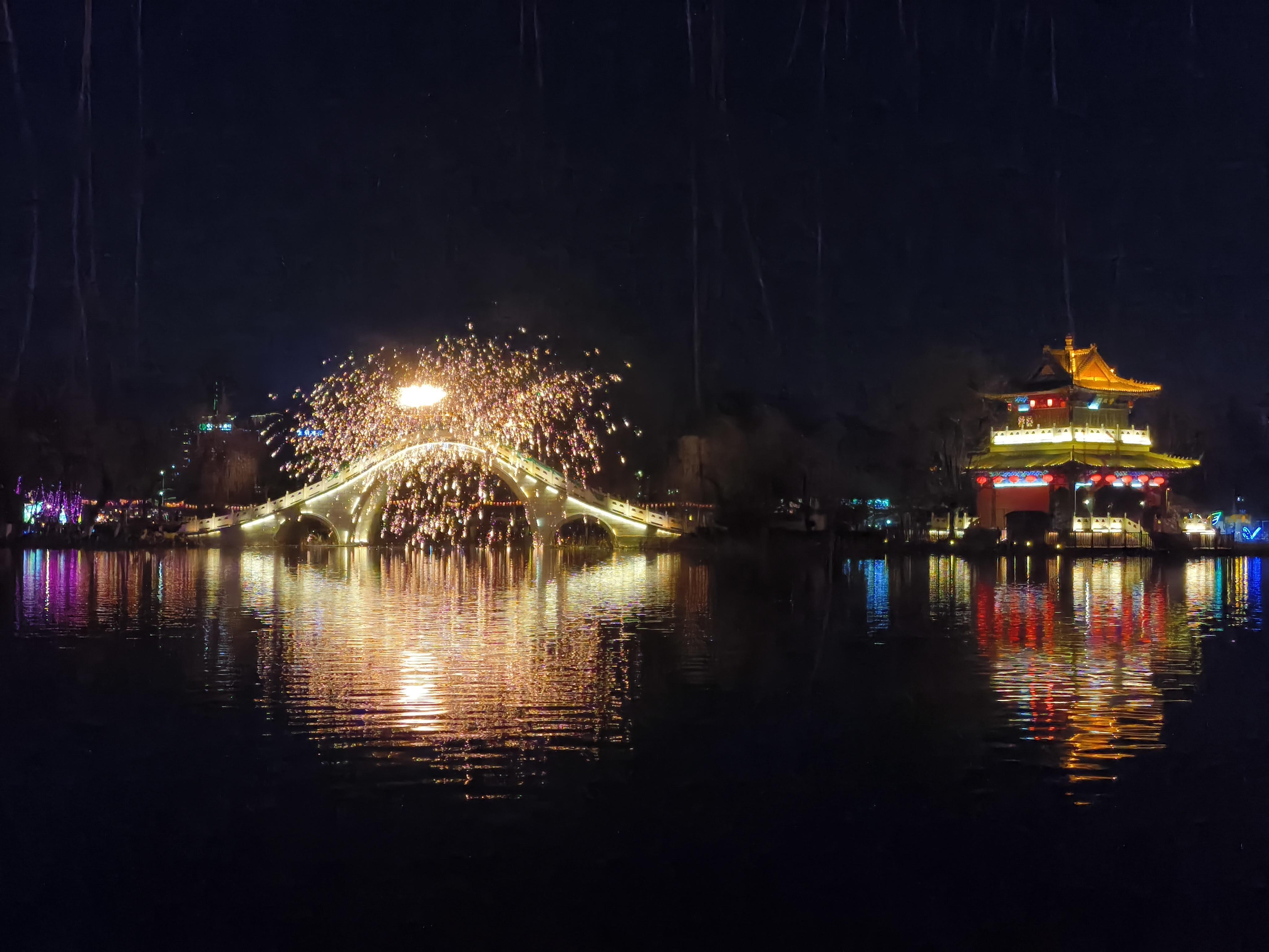 我在宝鸡过大年走进宝鸡渭滨，夜入人民公园，一场非遗与年味的双重盛宴扑面而来。本届