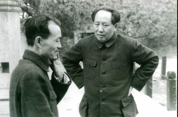毛主席 22 年的秘书胡乔木，曾回忆说：“毛主席一生中，有两件事使毛主席难下决心