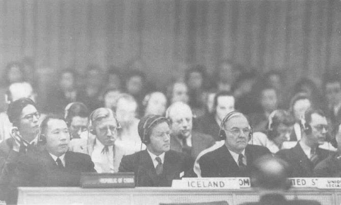 1950年11月，伍修权(前左一)被任命为大使街特派代表，出席联合国安理会讨论中