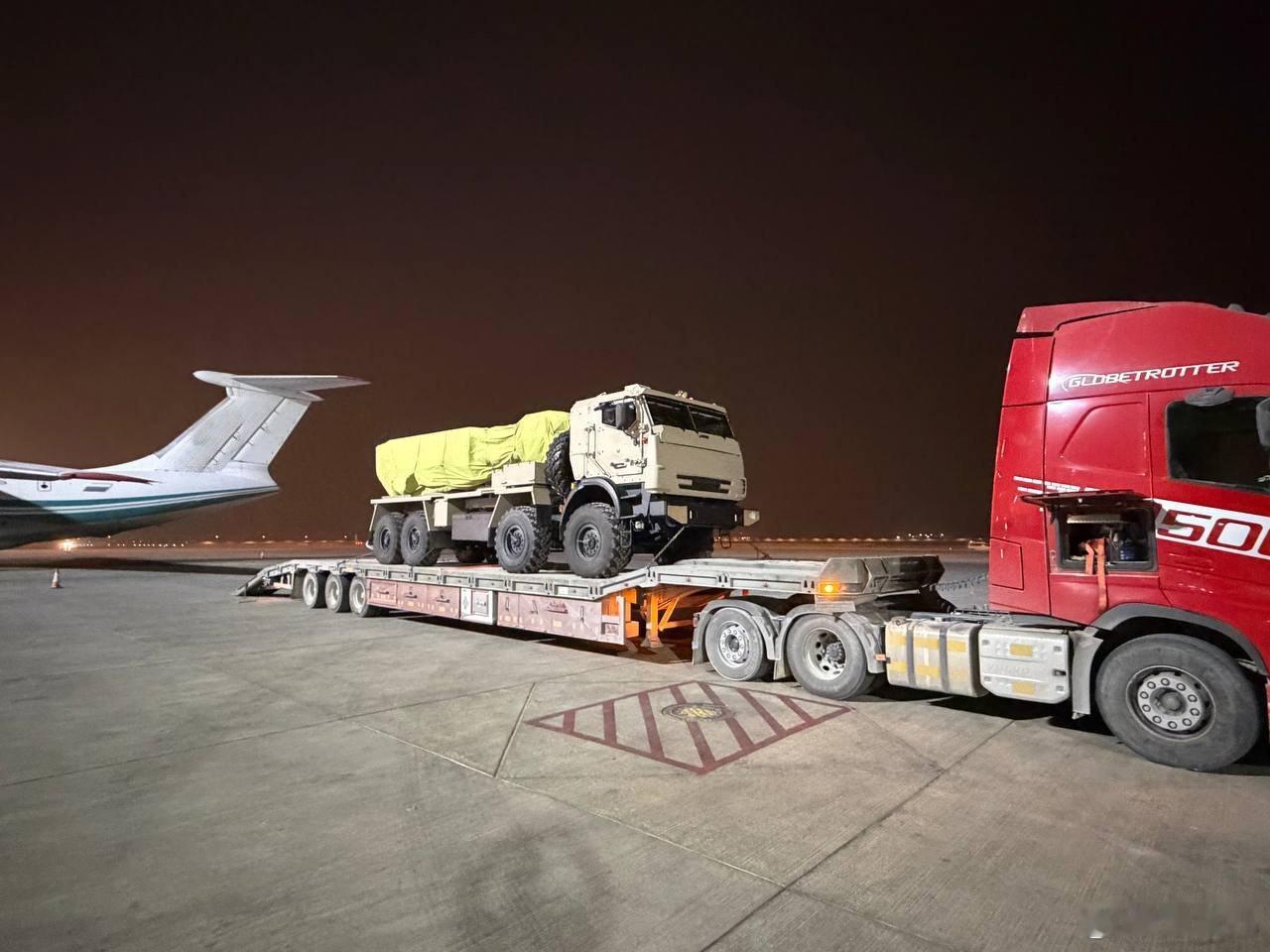 号称俄版“海马斯”的俄罗斯新型300毫米口径萨尔玛远程火箭炮系统抵达沙特首都利雅