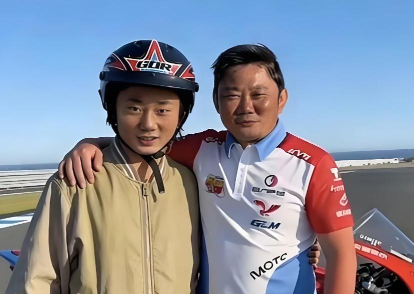 看一看张雪机车创始人张雪，个人履历绝对会让人大吃一惊！

1987 年，张雪出生