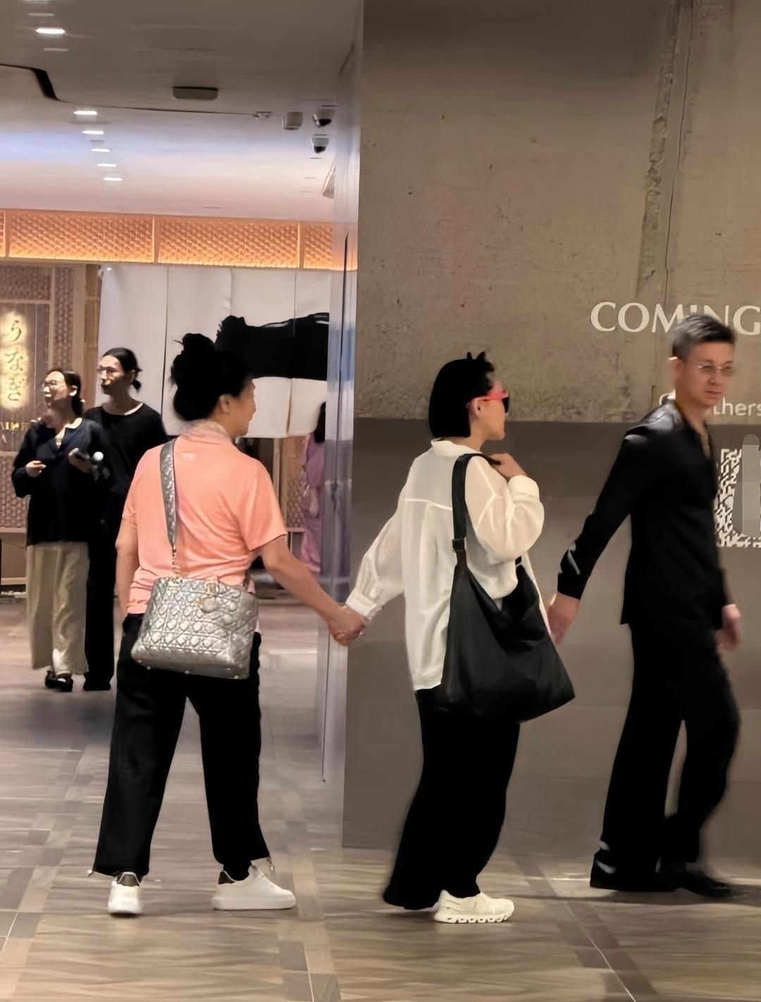 10月2日，有网友在香港偶遇小S，她和老公许雅钧一起陪妈妈逛商场的画面。

小S