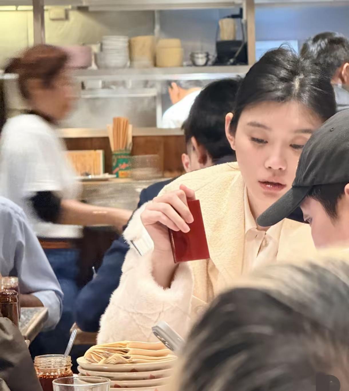 近日，奚梦瑶与友人聚餐时被网友偶遇。镜头中的她以素颜状态示人，睫毛纤长自然，一头