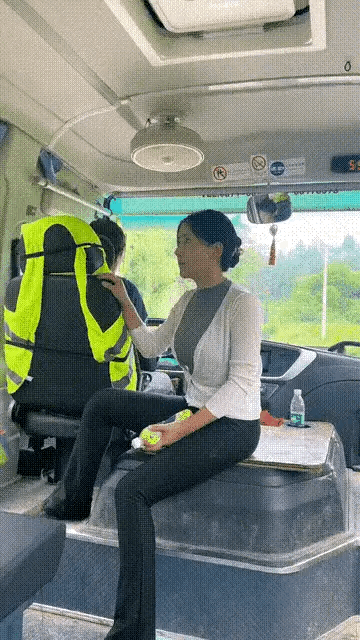 其实小时候坐客车，最喜欢坐的就是那个位置，至今不知道是什么原因。