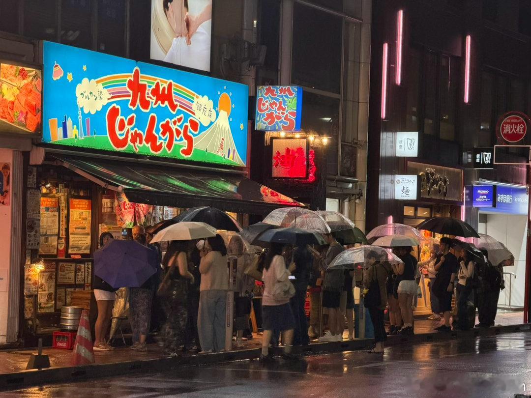 不儿，这什么拌面这么好吃？东京大暴雨里还站着这么多人排队等着吃！[傻眼]凯文聊车