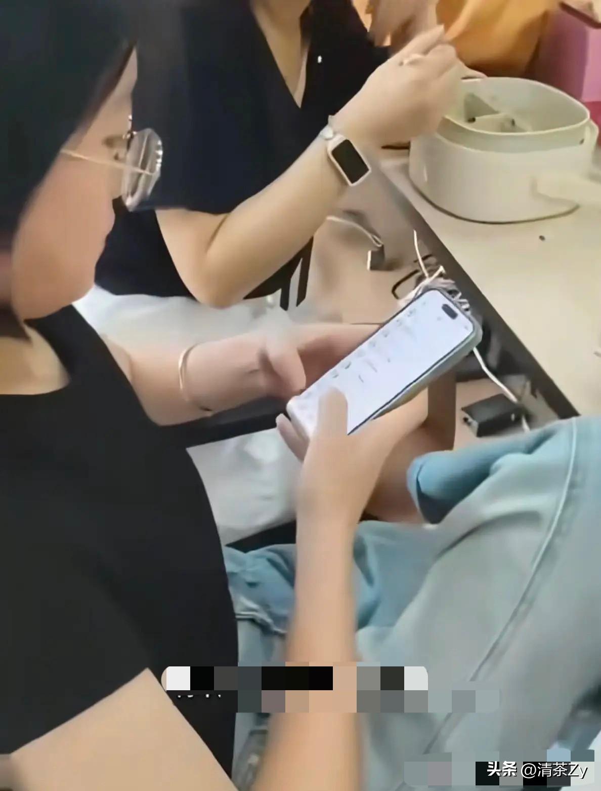 仔细看眼镜妹掏出手机准备报警的时候，她竟然是从最近通话记录里找到的报警电话，看她