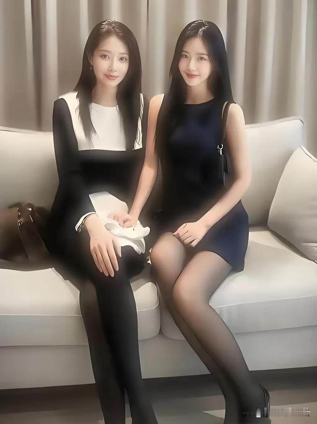 左边的是妈妈，右边的是女儿！对不？