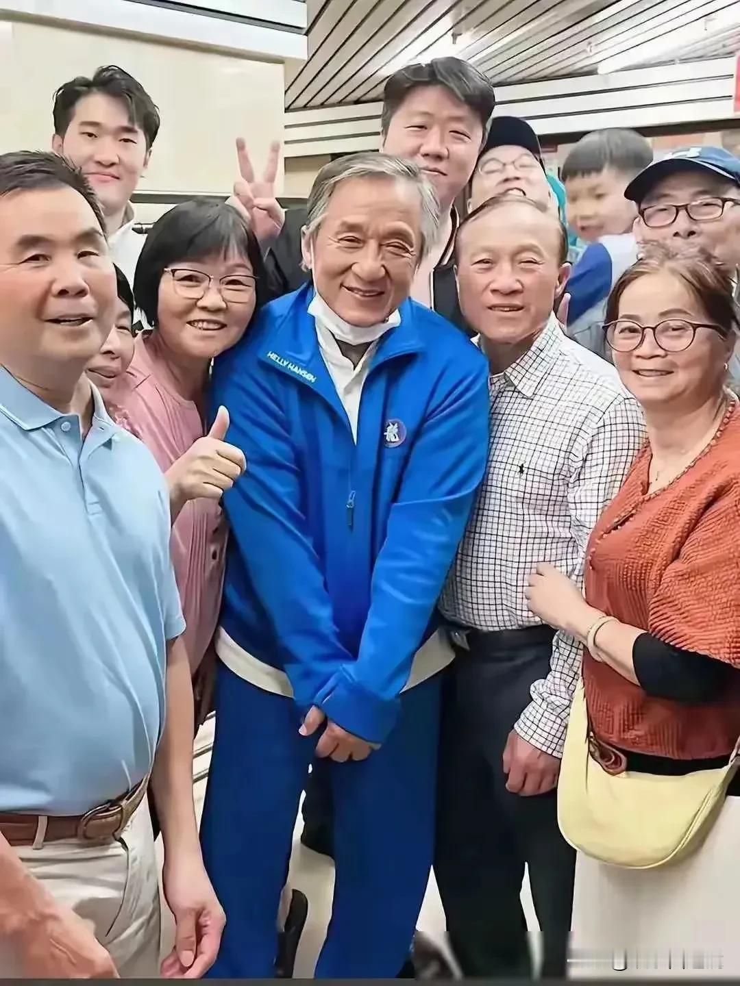 转眼间成龙已经70岁了，岁月如梭啊，在很多人的印象当中，仿佛成龙大哥还很生龙活虎