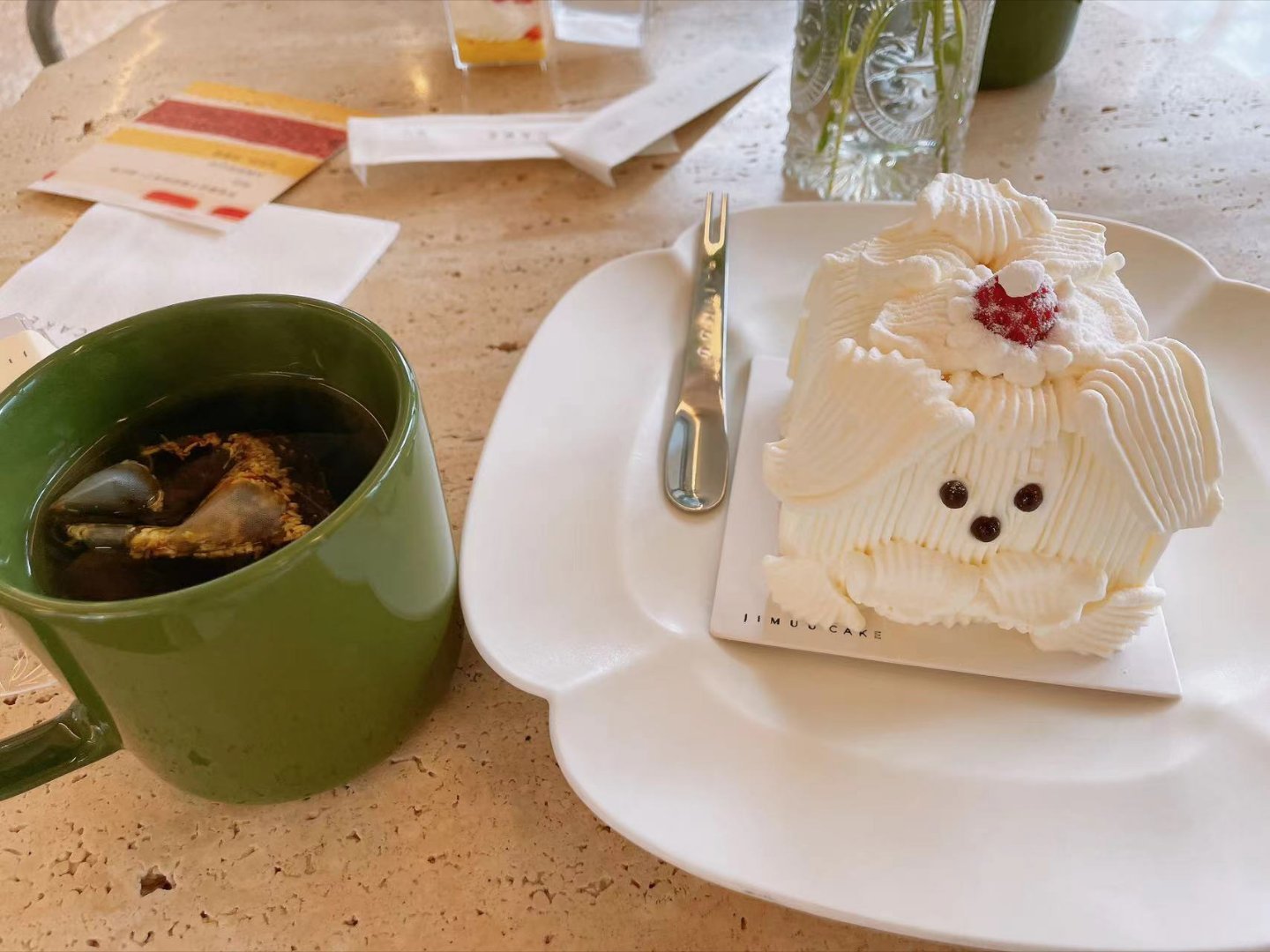 右边的草莓奶油蛋糕是丁丑的取象很美好是吧丁丑是有很多面的。尤其是坐墓库，偏财，七