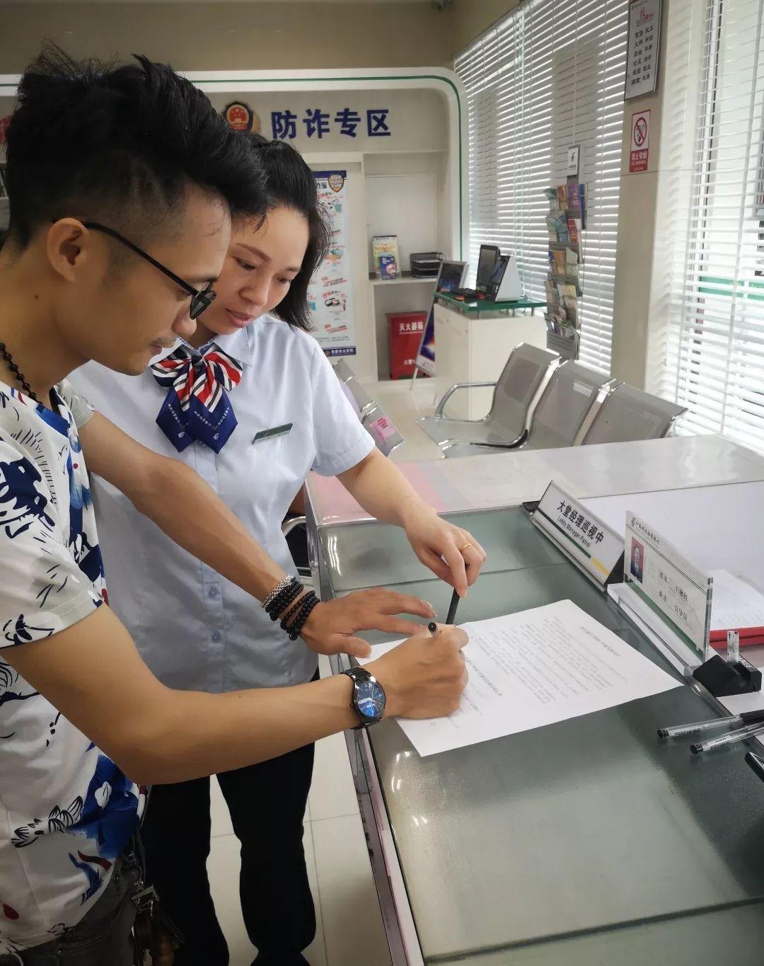 这两年网申有很多人都在吐槽银行这份工作，很多人甚至是故意摸黑这个工作。
他在很多