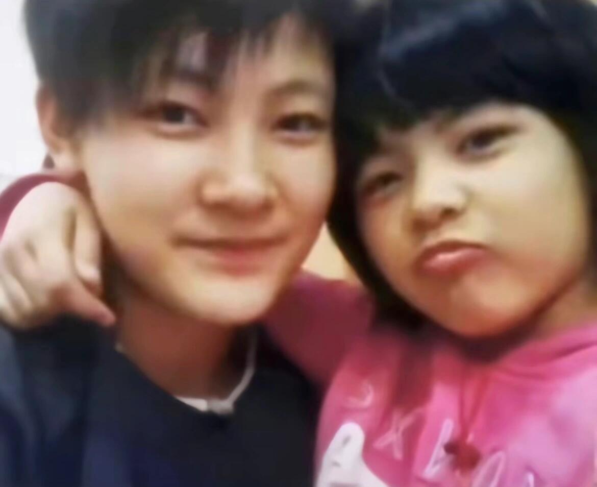 杨舒予飞身拥抱杨力维 最好的姐姐妹妹