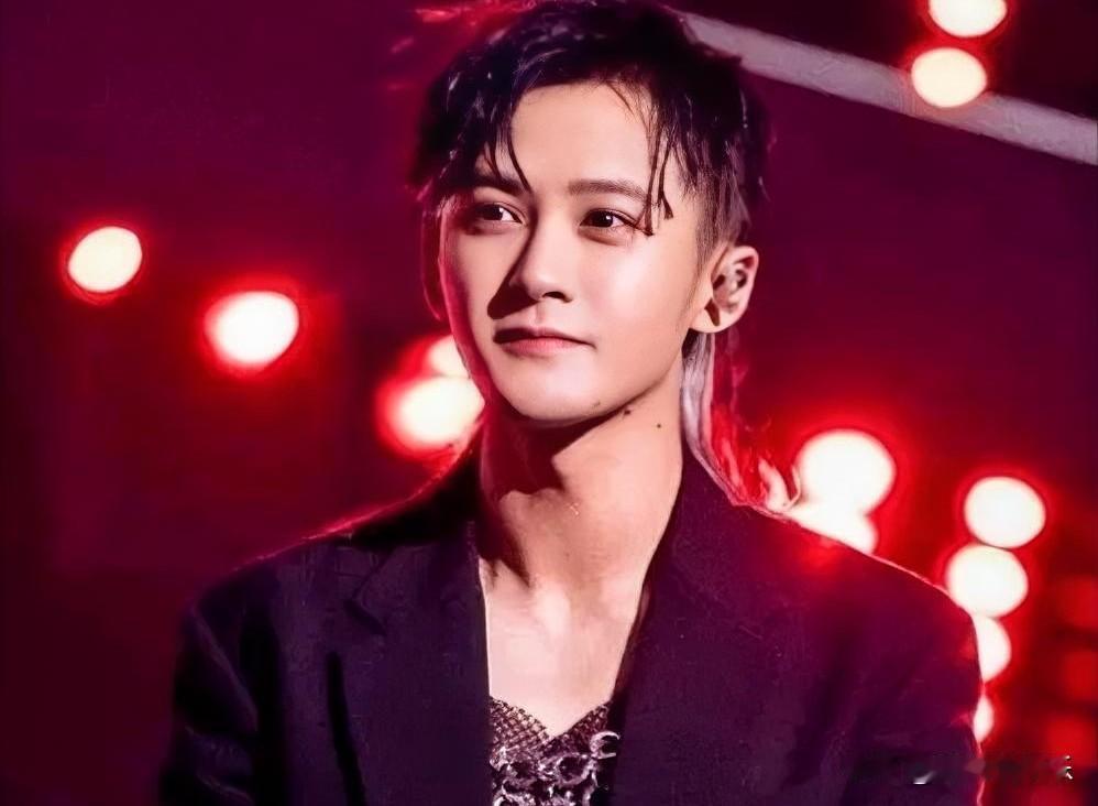 檀健次在光影大片中的表现，宛如璀璨星辰，令人瞩目。自2025年W年度光影盛典随拍