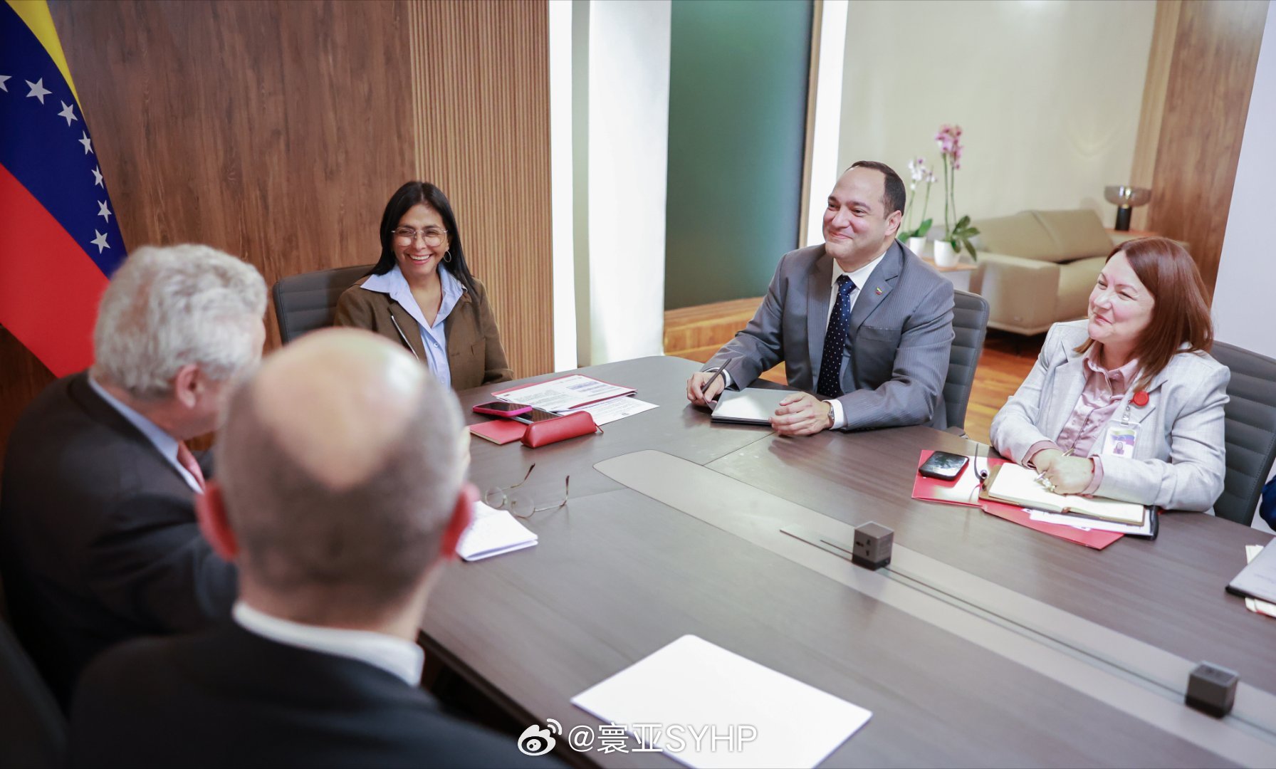 委内瑞拉代总统德尔西·罗德里格斯与法国石油公司 Maurel & Prom 的代