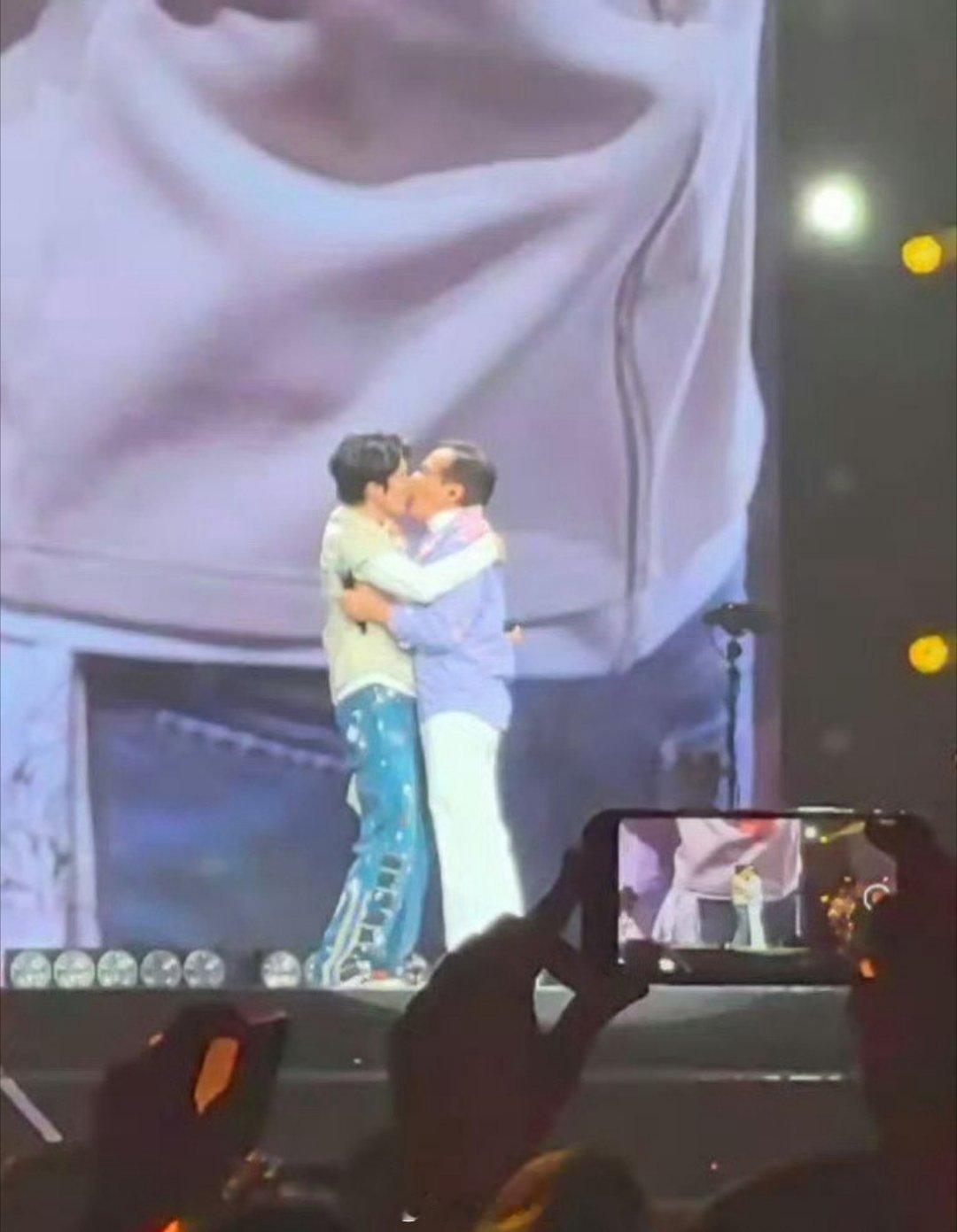 王力宏跟成龙的关系居然那么的要好，两个人直接在台上kiss了，男艺人之前这么明目