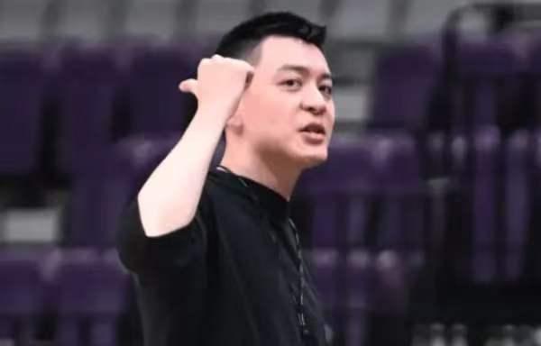 杨鸣指导昨日赛后已经返回沈阳，球队给出的解释是静待杨鸣身体恢复后再根据具体情况为