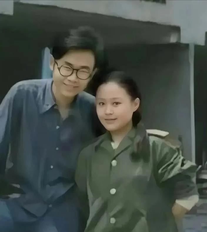 这是刀郎和前妻杨娜的一张合影，当时刀郎19岁，脸上还带着未脱的青涩，那笑容就像清