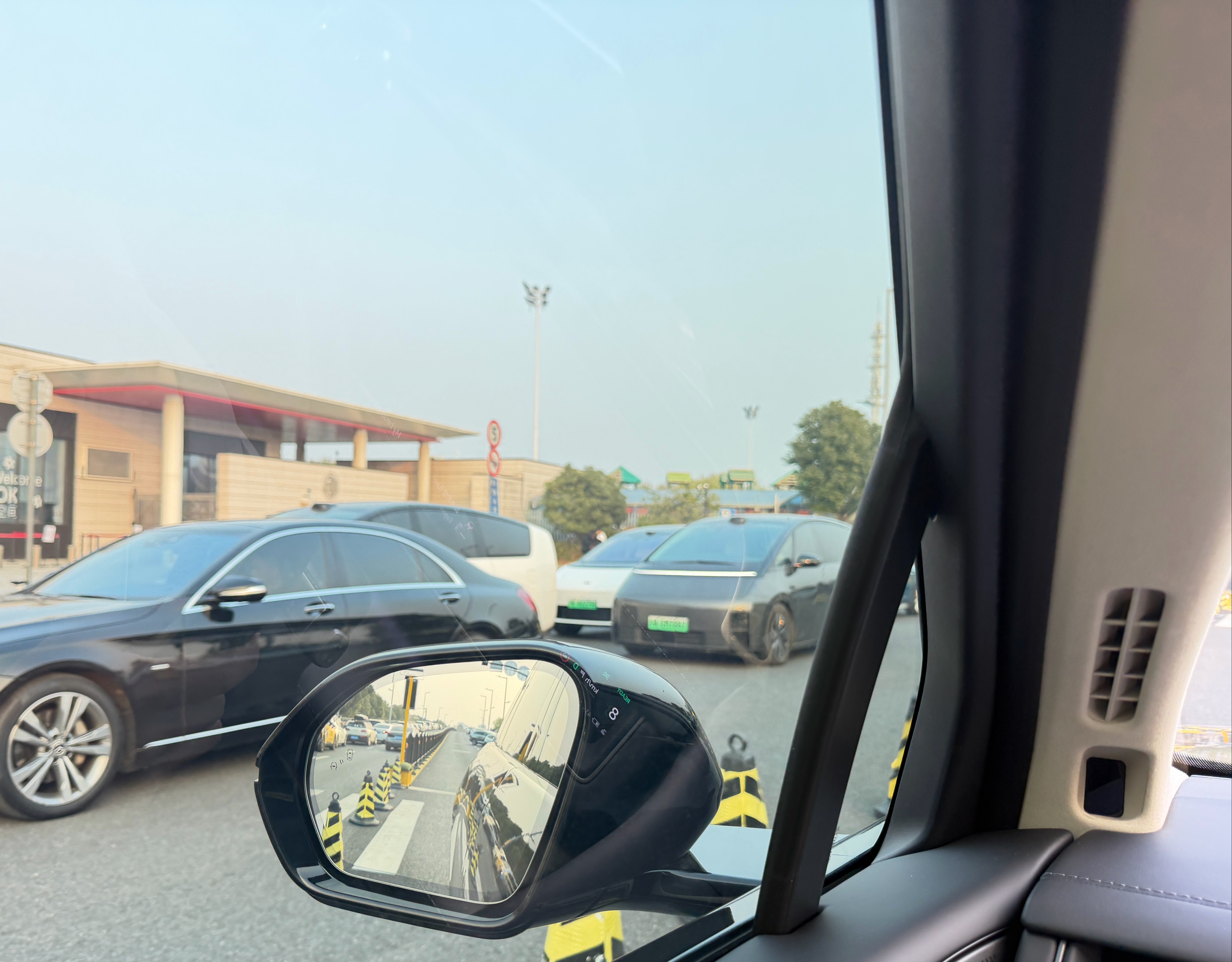 下次我也开i8来接娃，跟他们挤一块儿。