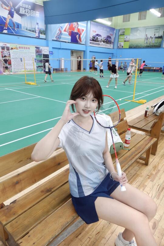 女大学生｜假期一起打羽毛球吗！！