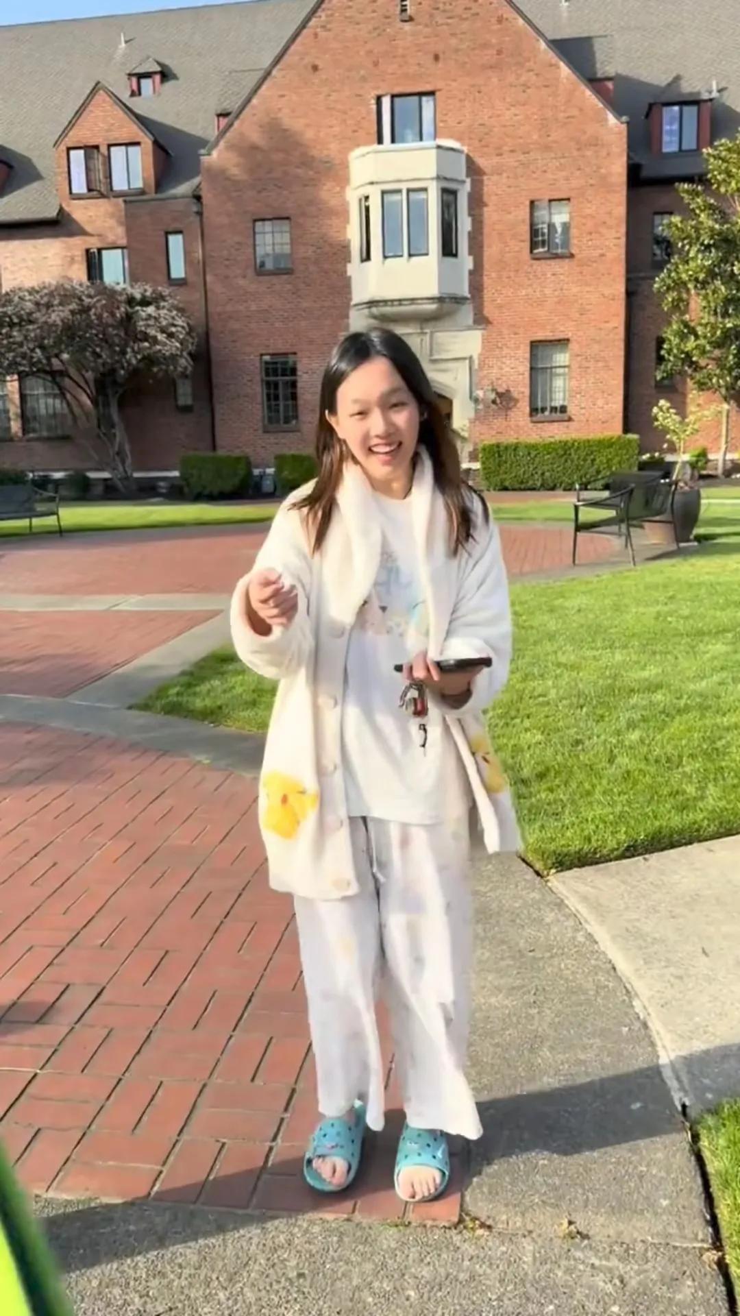 王芳的女儿在国外读高级名校。
一年学费就要50多万。
这真的是普通人家的孩子不可