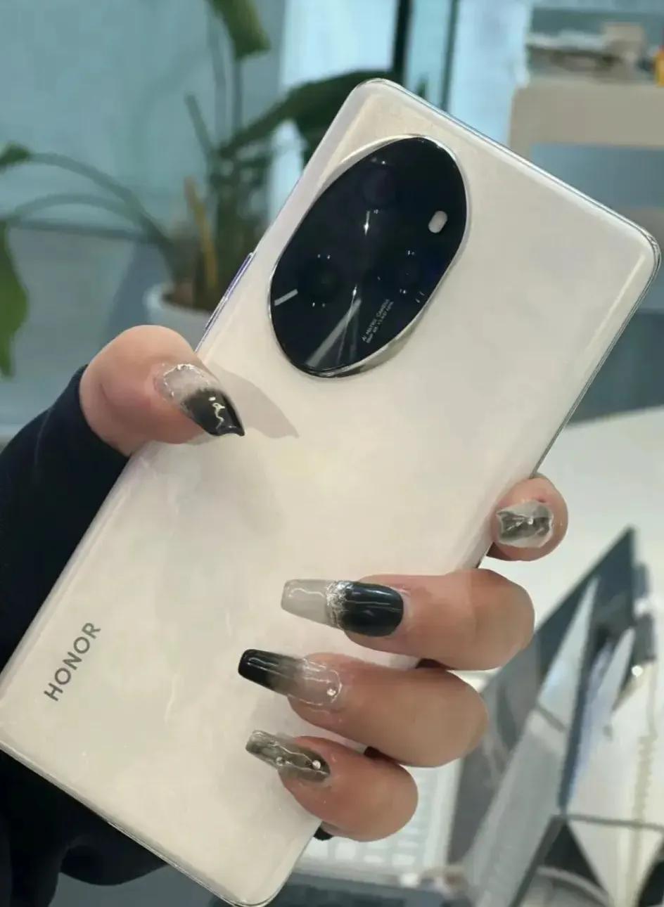 哇塞，荣耀100Pro这款手机真的太给力了！价格直接跌破3000大关，真是让人震