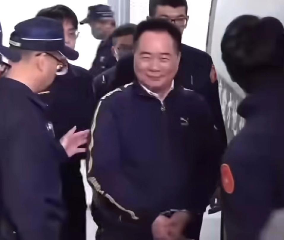 蔡正元微笑着上囚车，眼镜也摘掉了，有点认不出来了，被判三年，柯文哲刚被判了17年