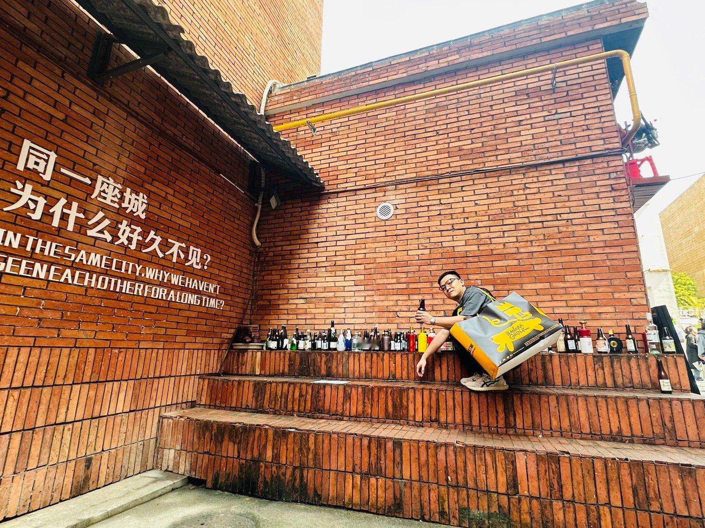 建议某些车厂，不要特斯拉干啥你们干啥。半截方向盘、取消方向灯拨杆、反人类换挡…等
