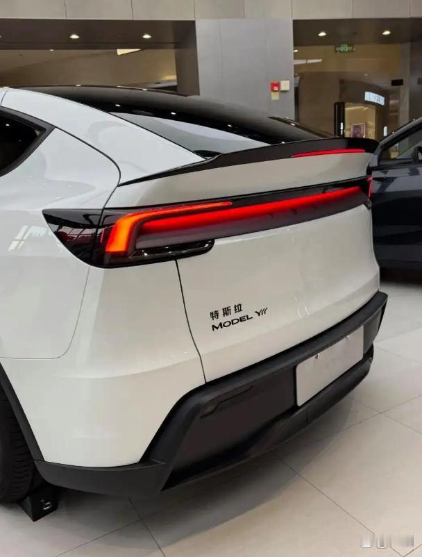 浙江一位特斯拉Model Y车主撞了侧裙，4S店报价21万修。
 
保险公司一看