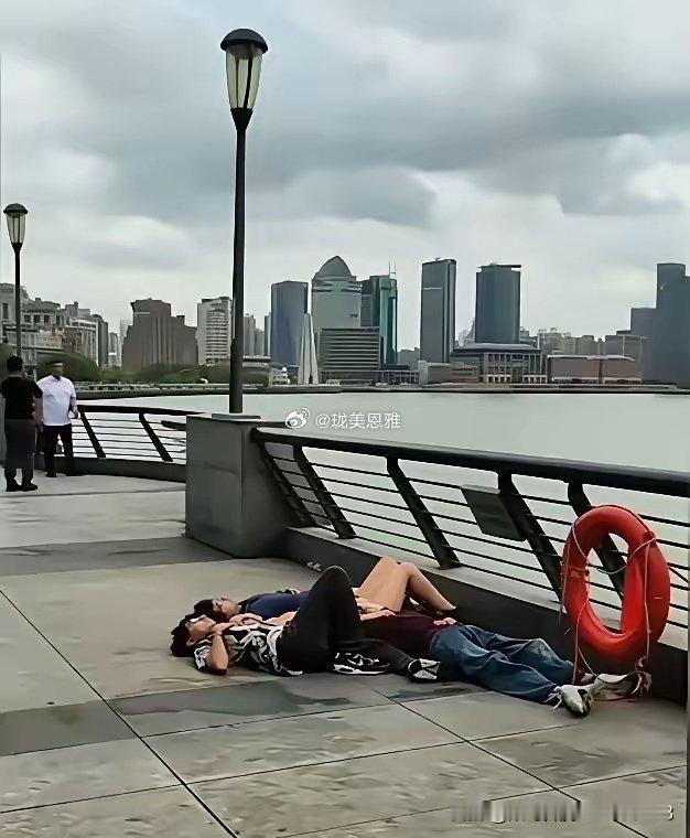 这几位印度青年在外滩逛累了，席地而眠 