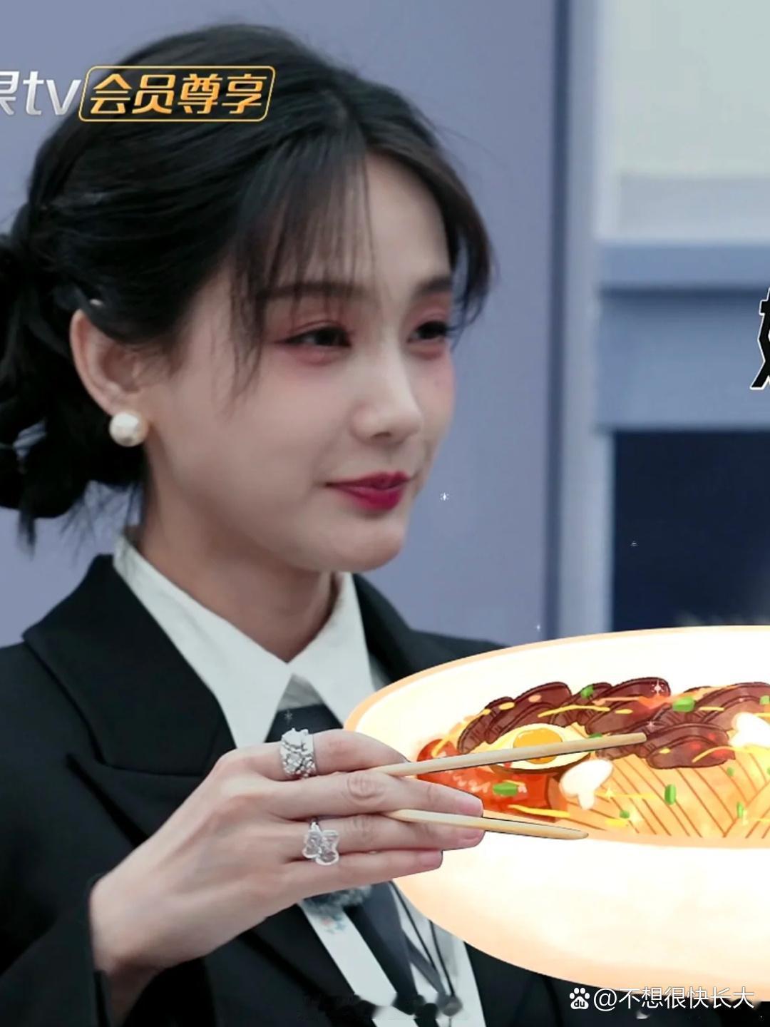 真的有被李一桐的手指长度震惊到，谁家好人拿筷子后，筷子只剩一半啊 