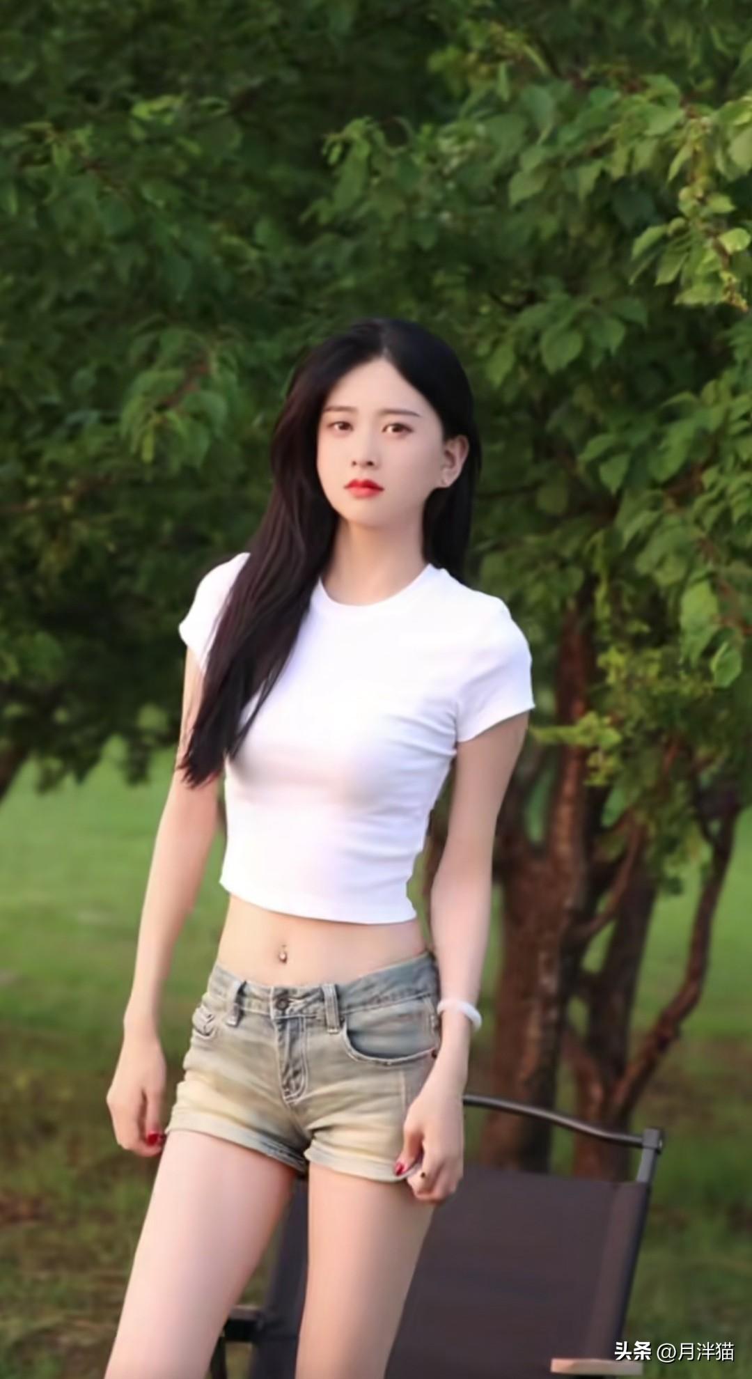 夏日穿白色短袖搭配牛仔短裤，简直是天作之合！去公园拍写真时我就穿了这套，往凳子上
