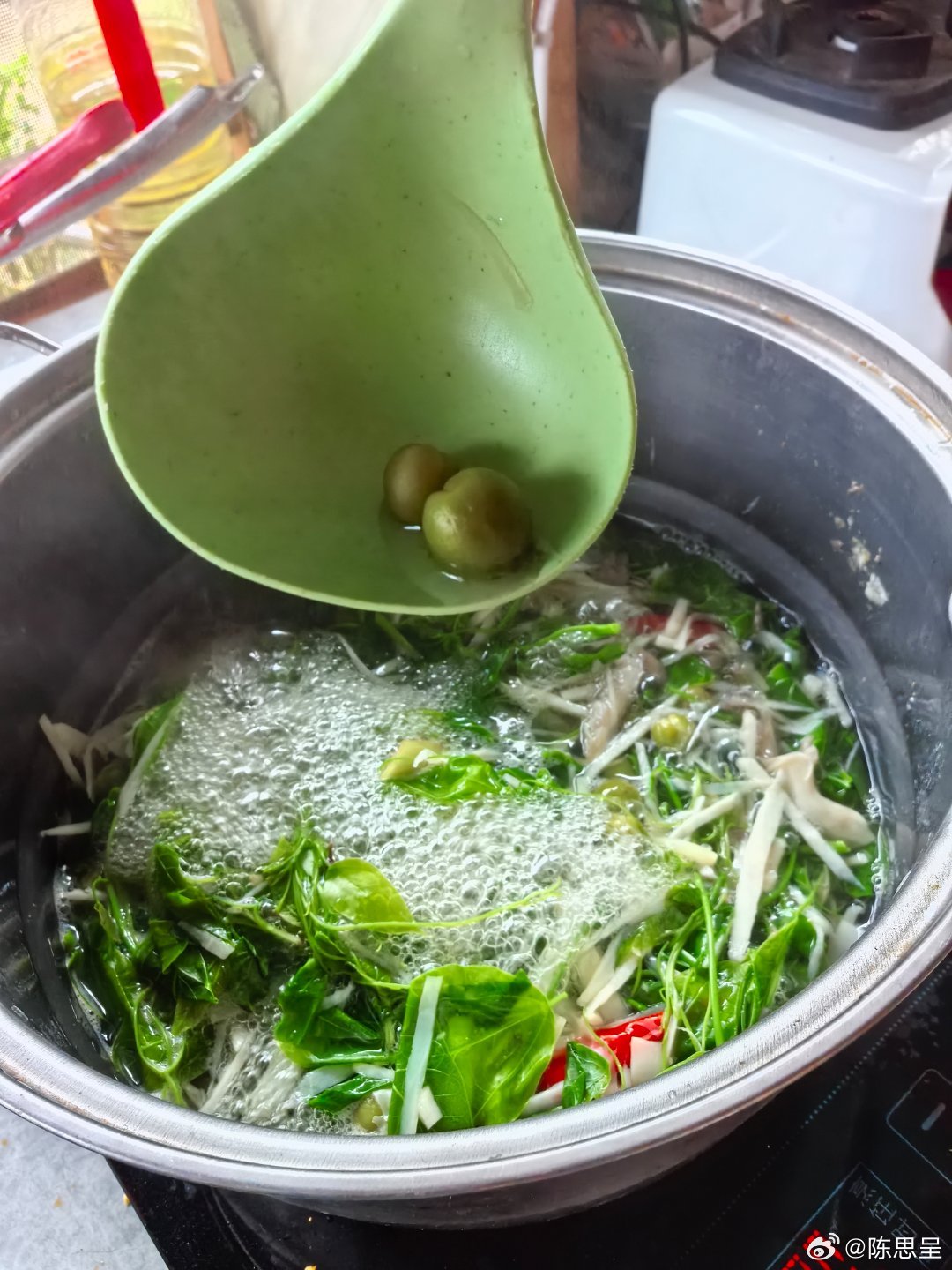 图一趴玩（谐音）和图二姜叶小卖部的阿菲说，她做汤爱放这个。但当地的傣族并不怎么吃