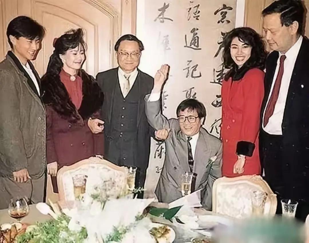 请问李嘉欣一个女明星，怎么还能和金庸，黄沾，林燕妮这种大作家文化人玩在一起呢？