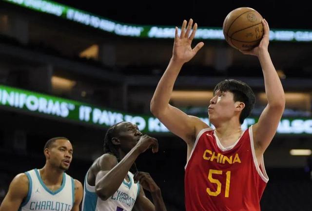 中国小将杨瀚森在2025年NBA选秀大会上被波特兰开拓者选中，成为选秀大会的焦点