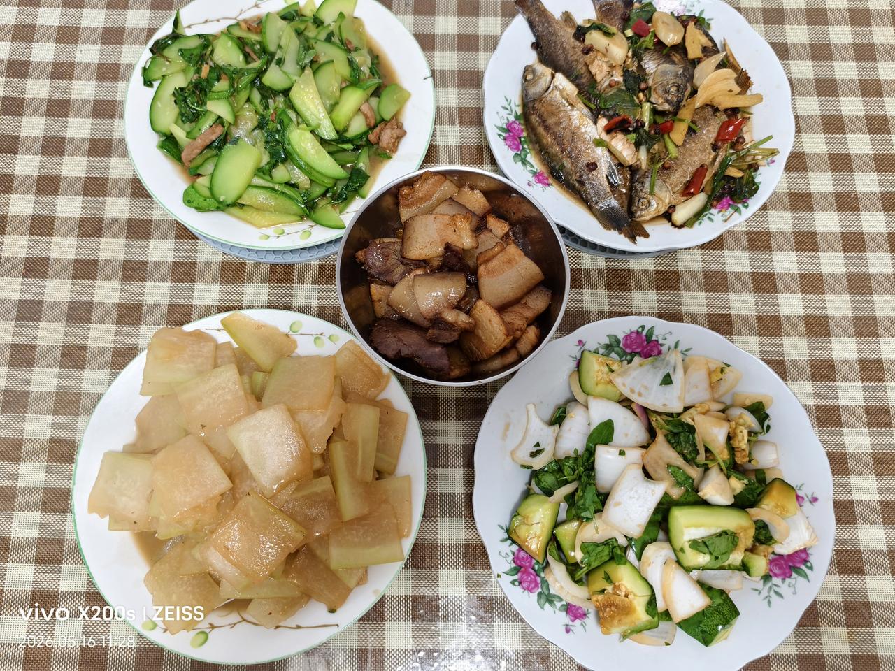 晒图笔记大赛四菜一碟：今天儿子独自回家吃饭，我只做了四菜一碟即：煎烩喜头鱼，黄瓜