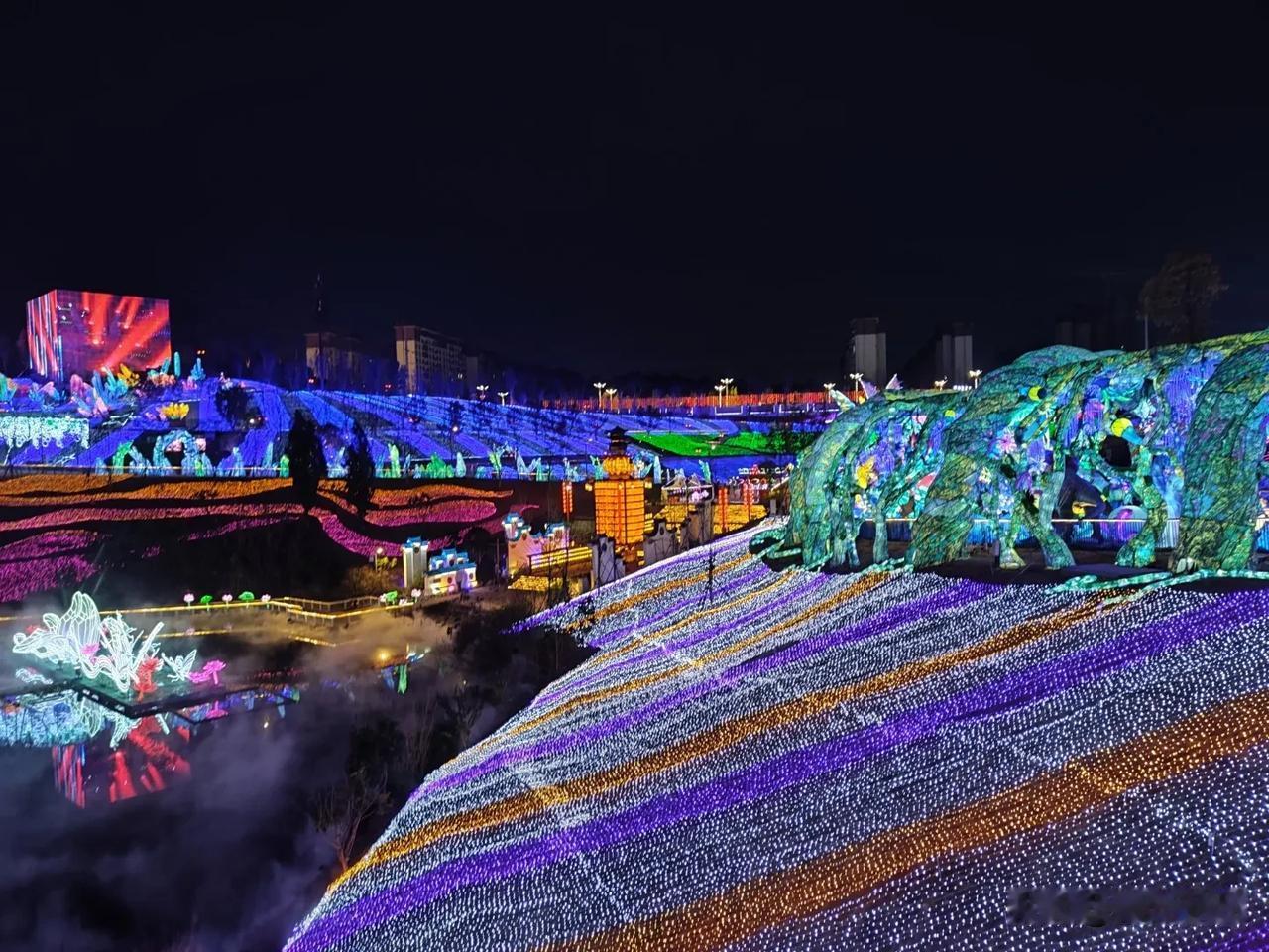 只要掌握拍摄技巧，手机能拍出灯会美。
来看看就知道了光与影的奇妙结合。