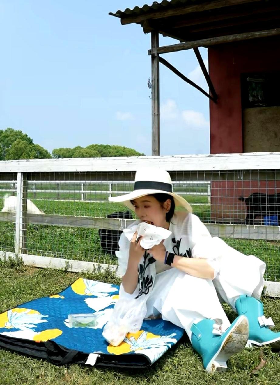 有时候看一个人干活，真能看出她心里有多拧巴。
杨乐乐去种菜这事，越看越让人觉得别