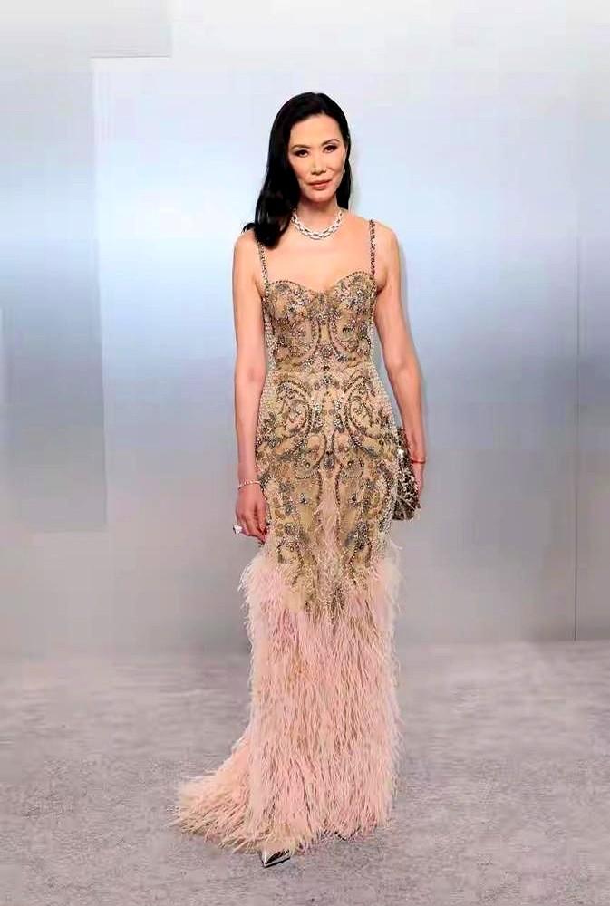 有些人的入场券，比小金人还硬。

奥斯卡颁奖礼刚完，邓文迪就带着女儿格雷丝·默多