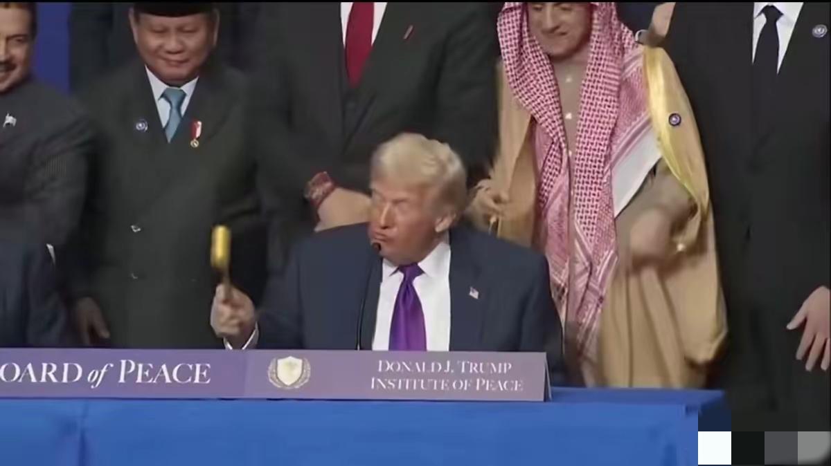 还你锤子还，不可能走空的！
特朗普在开会时一锤定音，但是手里的黄澄澄的锤却没放下