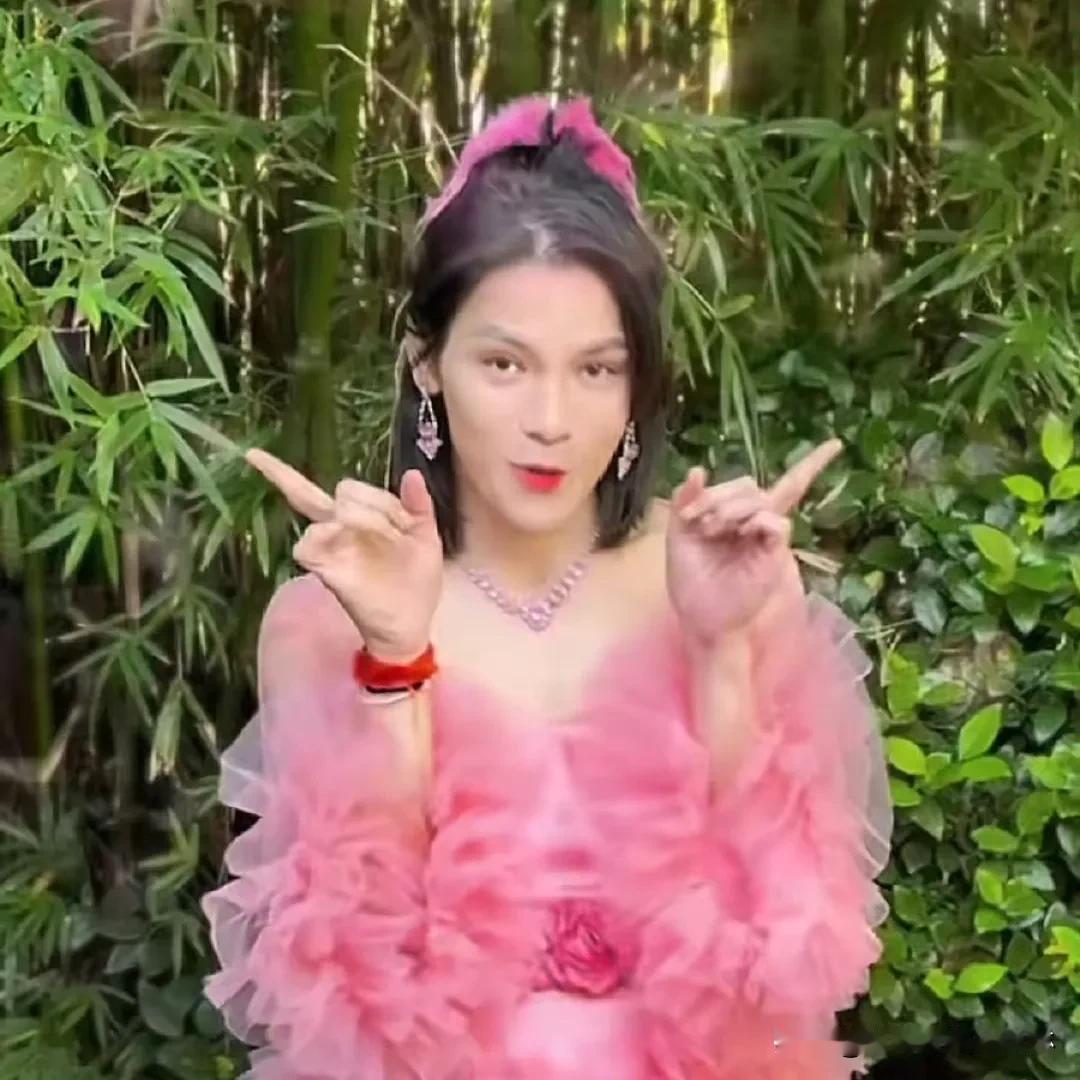 忍不住怀疑向佐家里是不是破产了，不然以前顶多是说话有点没把门，但是现在穿衣风格已