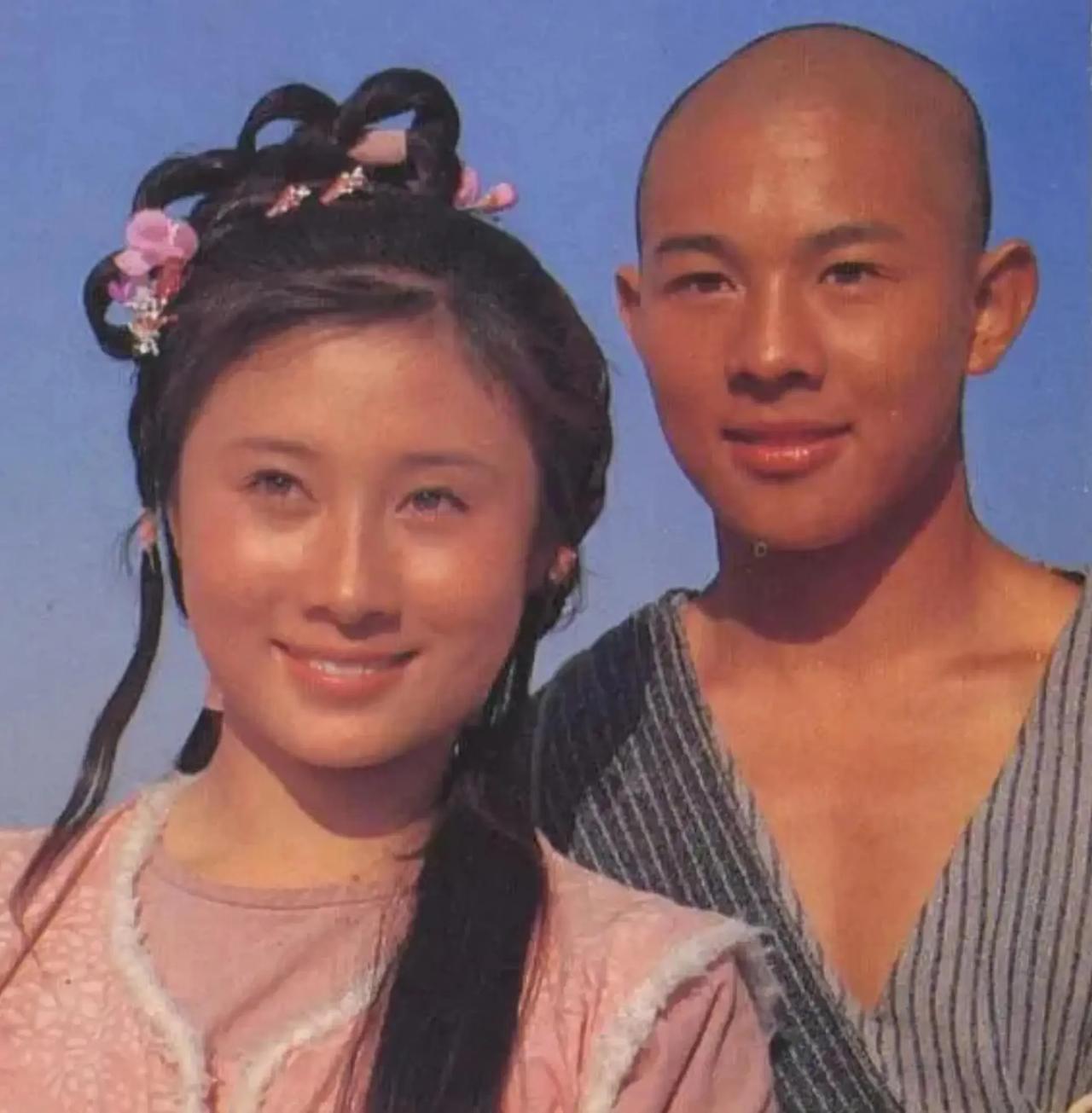 丁岚的这套现代装也太好看了吧，放到现在也是卖断货的明星同款。