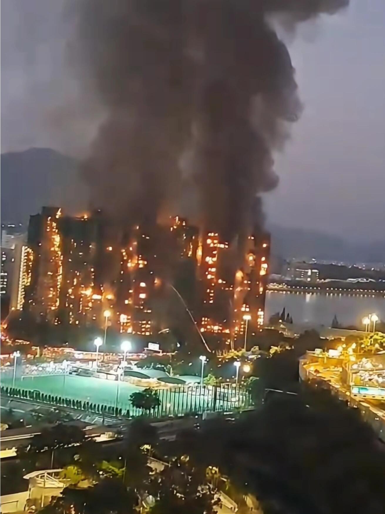 香港大埔区宏福苑发生大火登上热搜！香港大埔发生火灾4人死亡 涉事楼宇是建成于19