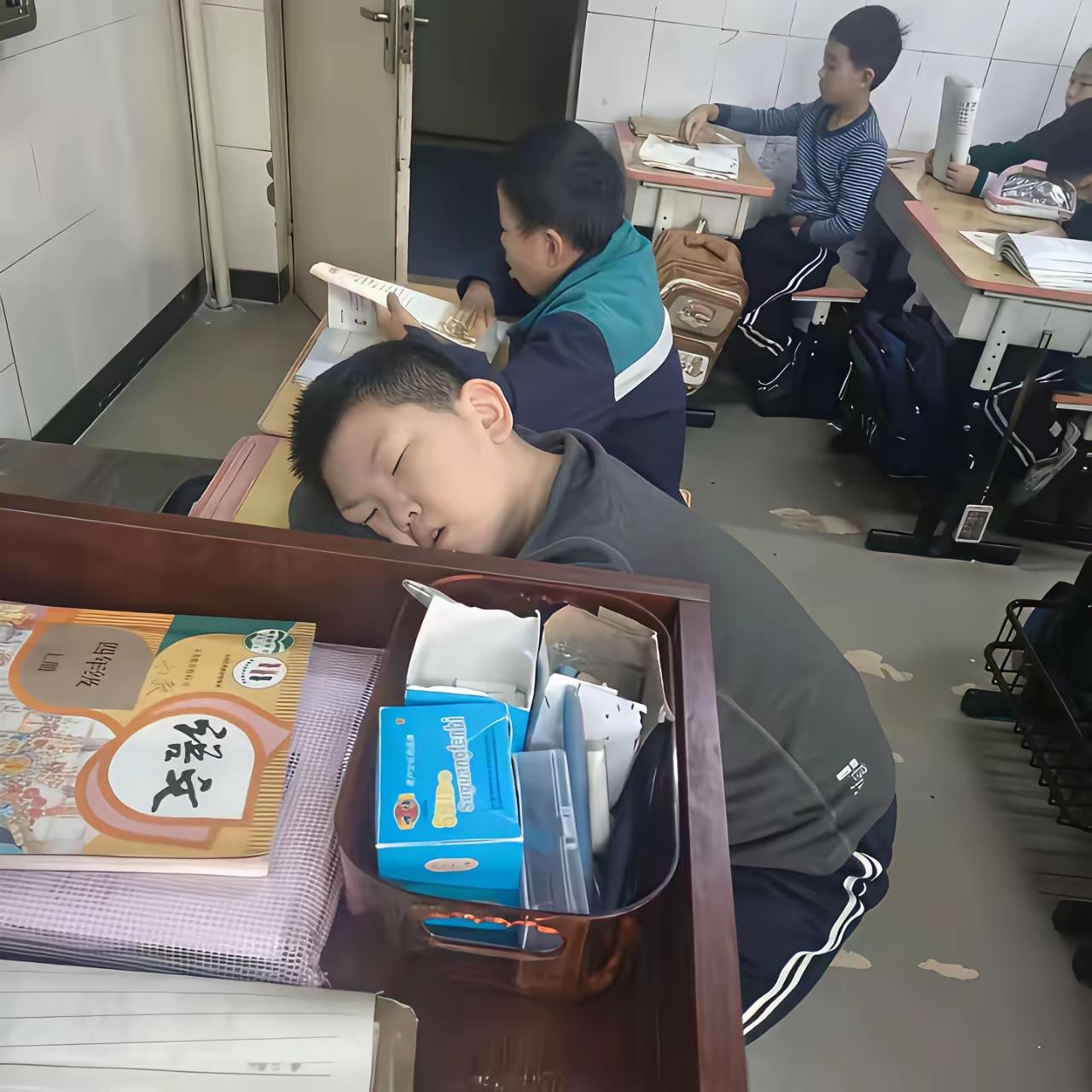 他睡得那么香，也许昨晚写作业到很晚，也许帮父母干家务活太累了，又或许……。总而言