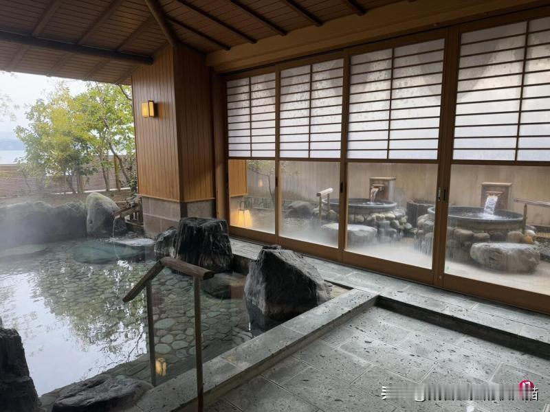 别总想着去日本泡温泉了，
原来日本温泉也不是纯天然，
这次中东冲突让日本温泉现出