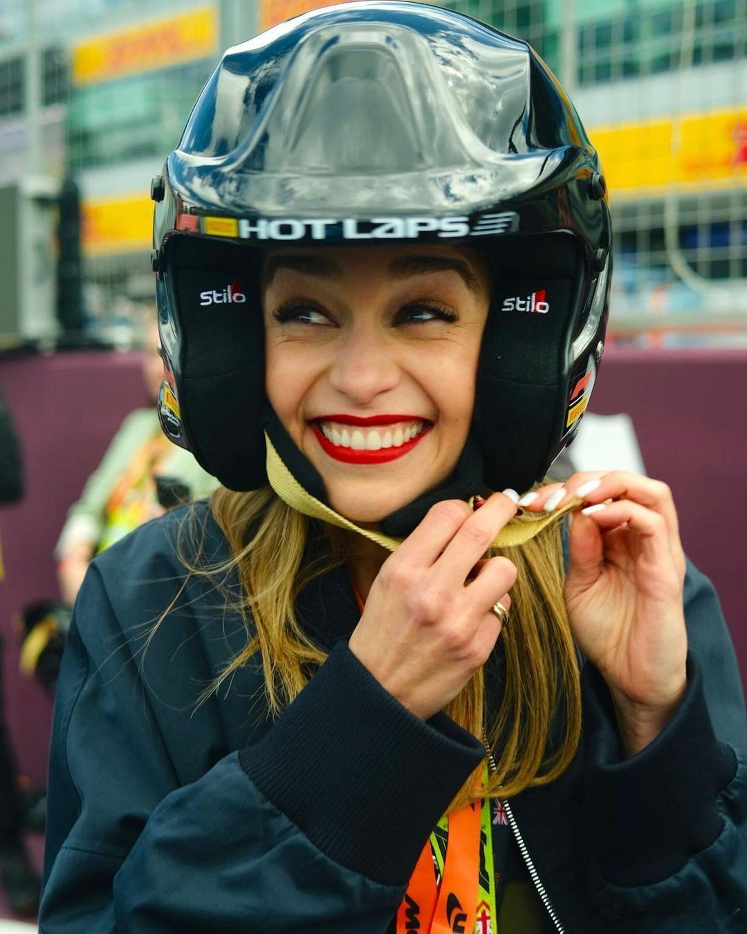 熟悉的笑容又回来啦！“龙马”Emilia Clarke观看F1英国站，并晒与法拉